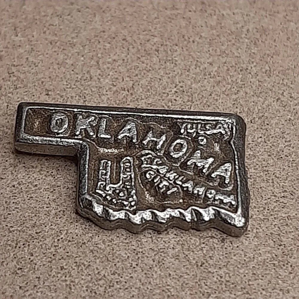 Vintage OKLAHOMA State Map OK metal lapel tie- tac pin Silver/Pewter-Tone